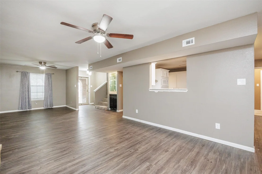 Photo of 320 Long Pointe DR