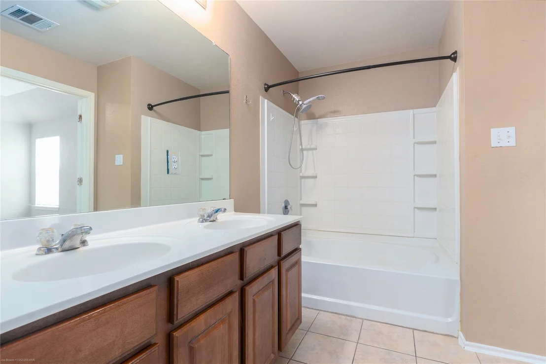 Photo of 103 Ashwood N
