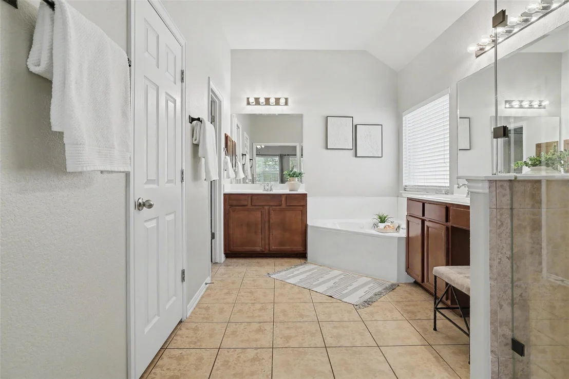Photo of 903 Madrone DR