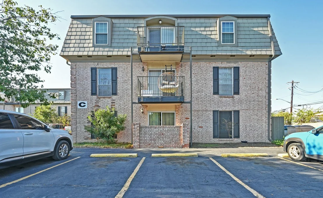 Photo of Unit 28 at 2425 Ashdale DR