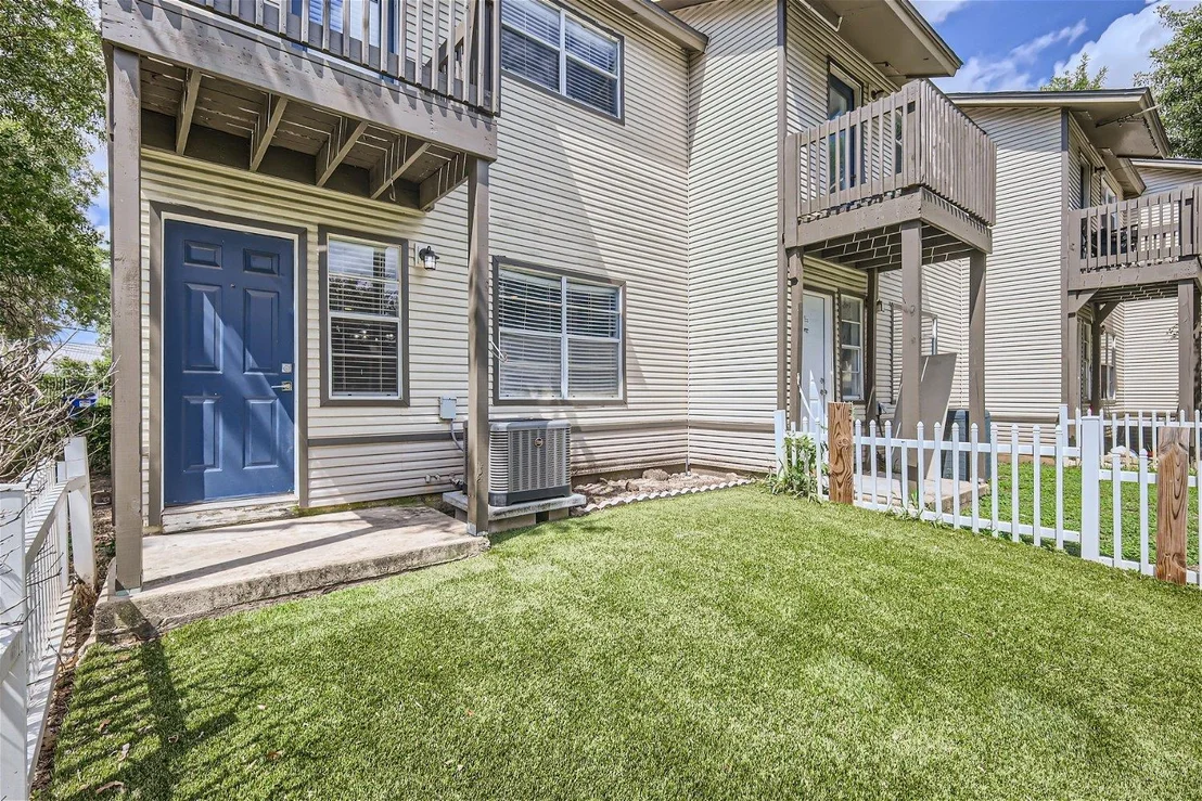 Photo of Unit D at 1830 River Crossing CIR