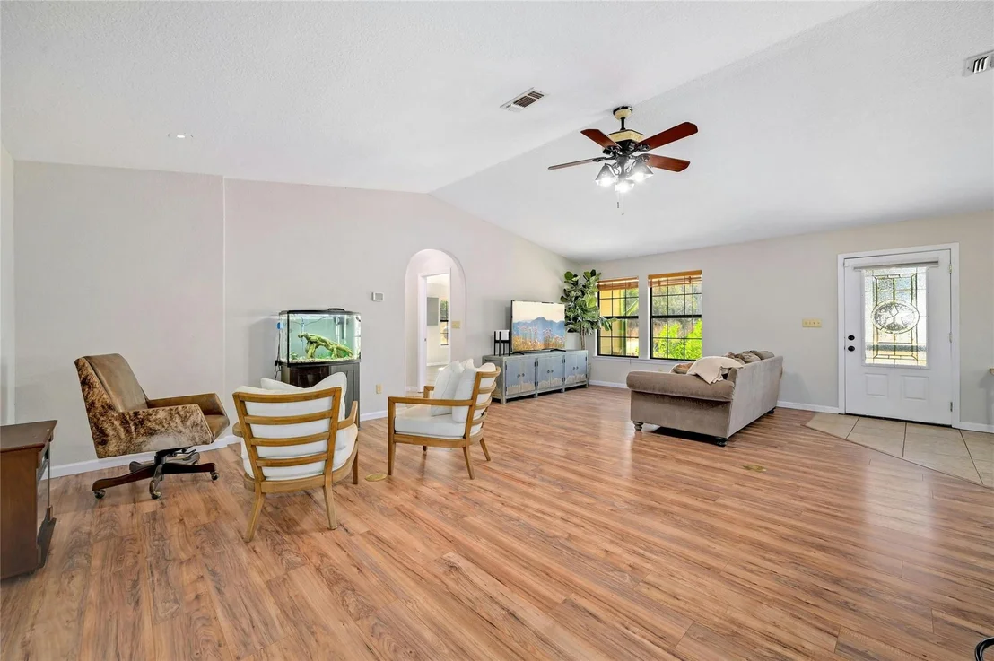 Photo of 525 River Oaks RD