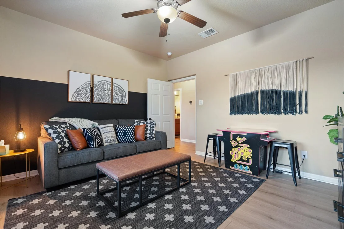 Photo of 20914 High DR