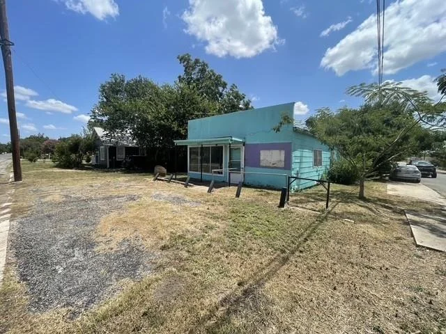 Photo of 919 W 4th ST