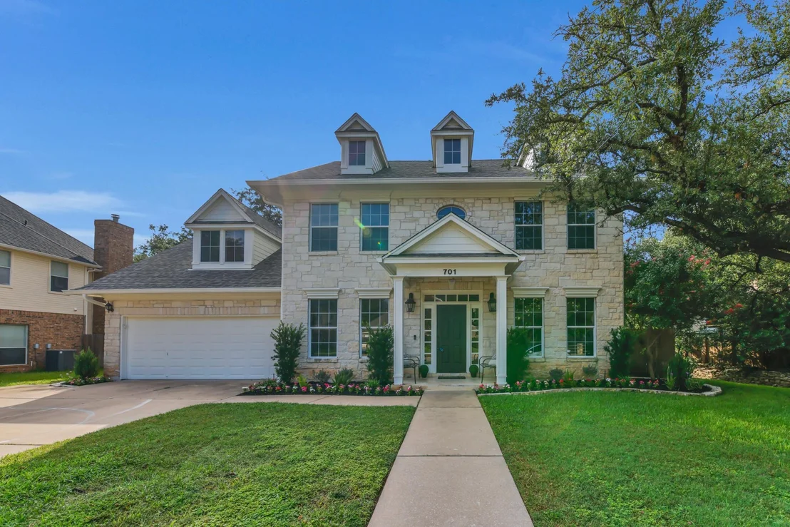 Photo of 701 Oaklands DR