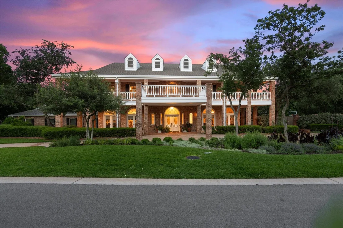 Photo of 12 Hedge LN