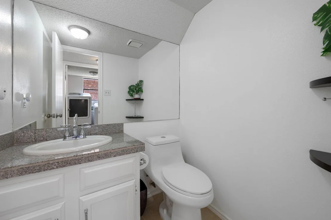 Photo of 1608 White Oak LOOP
