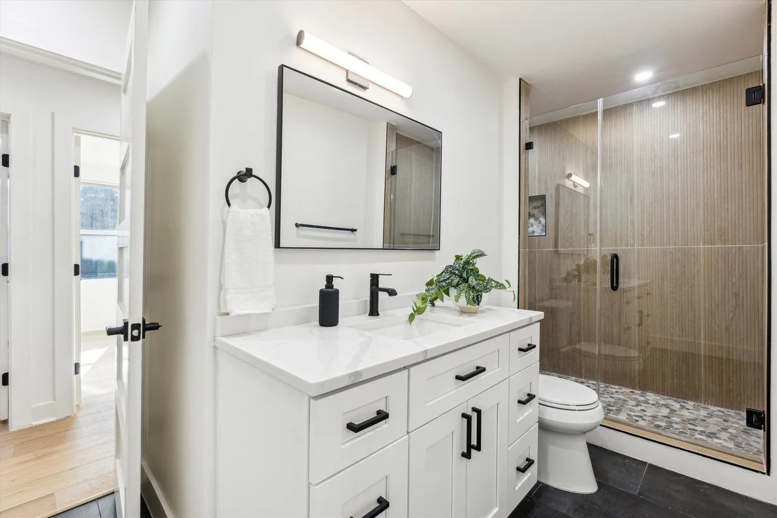 Photo of 1117 W 9th ST