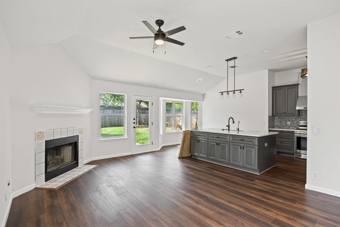 Photo of 904 Honeysuckle DR