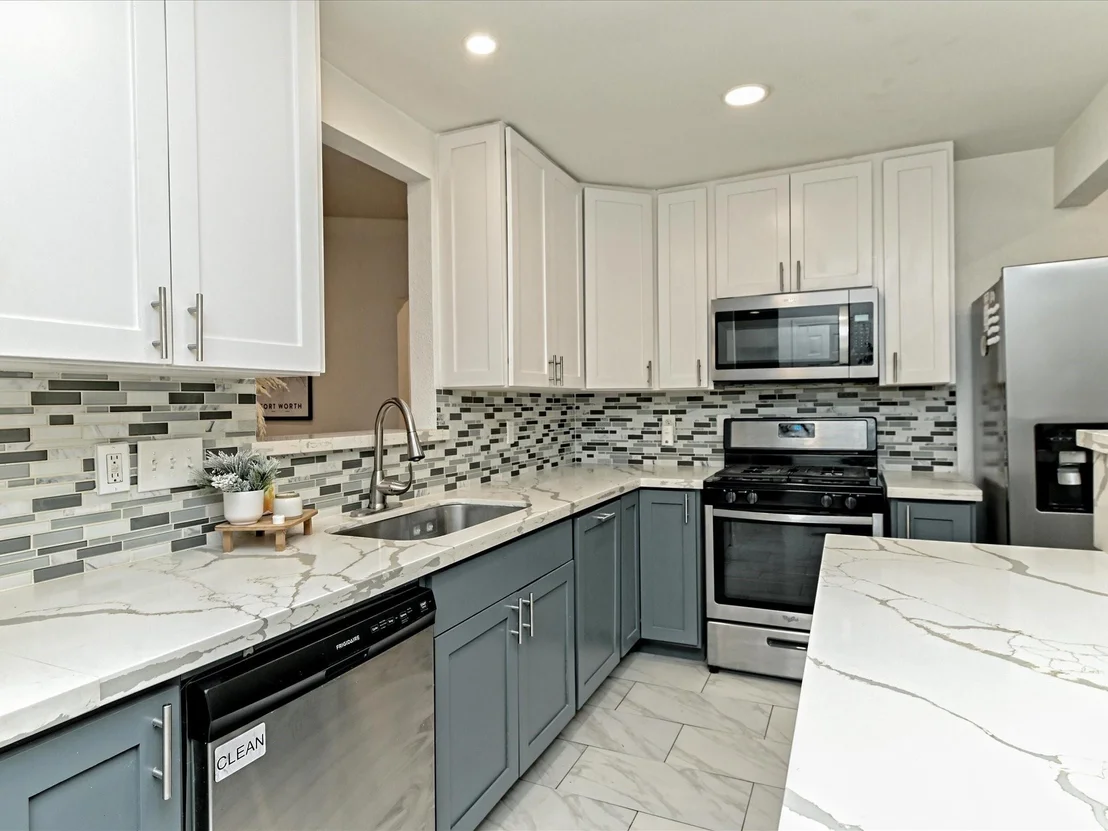 Photo of 1900 Mirabeau ST