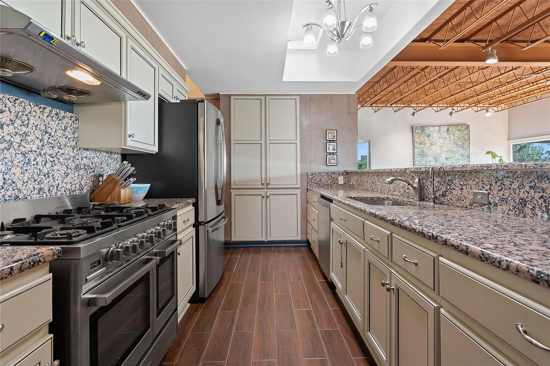 Photo of 913 Dartmoor DR