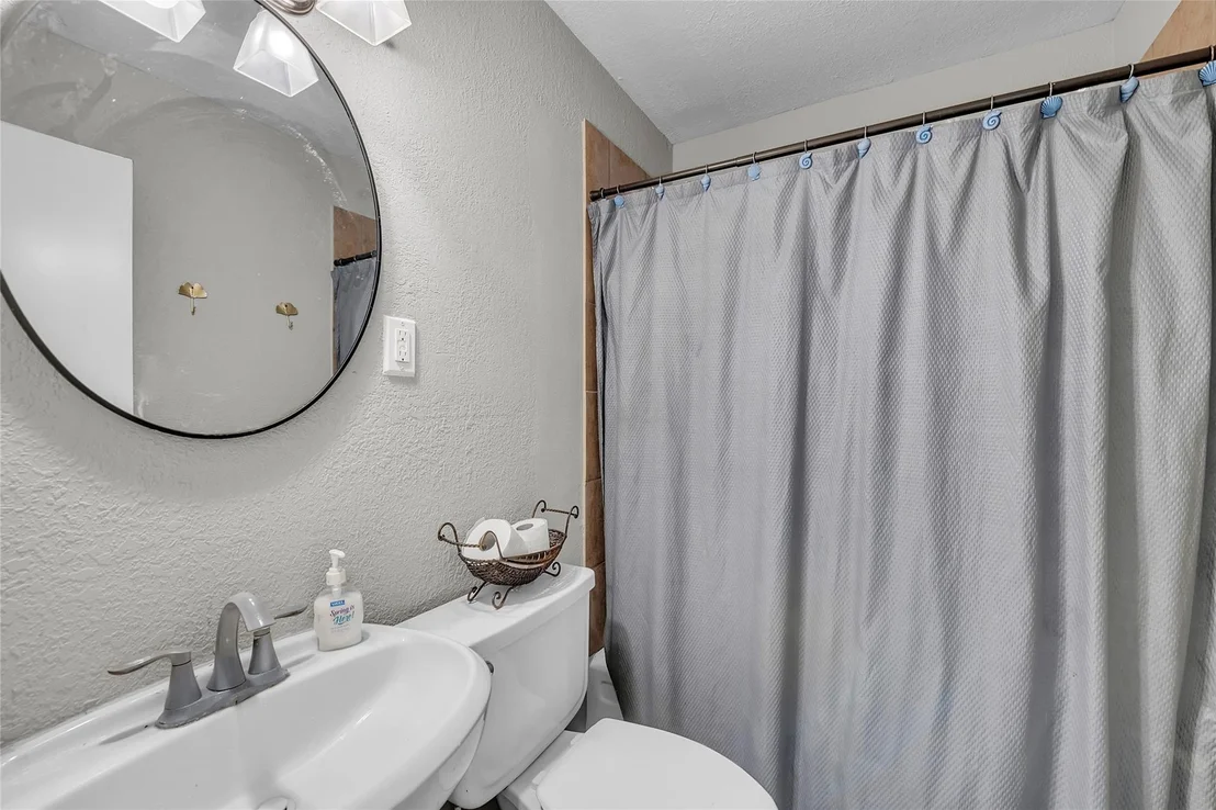 Photo of 1001 W 8th ST