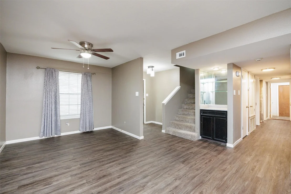 Photo of 320 Long Pointe DR
