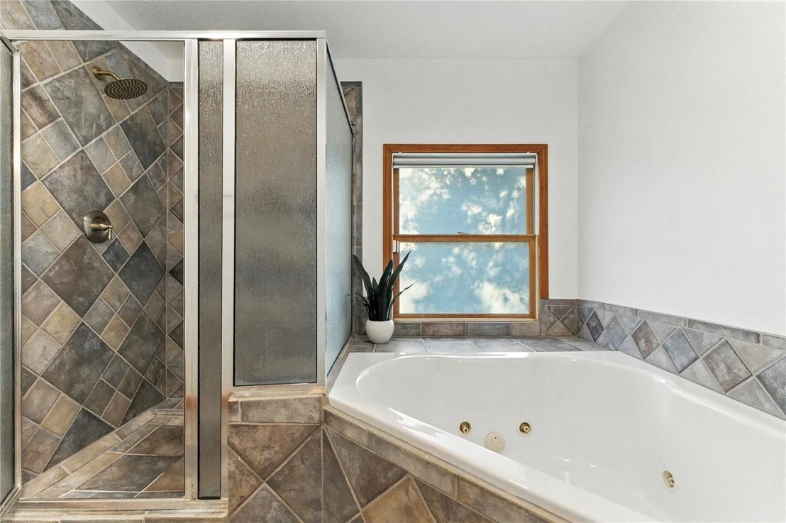 Photo of 11103 Lakeside DR