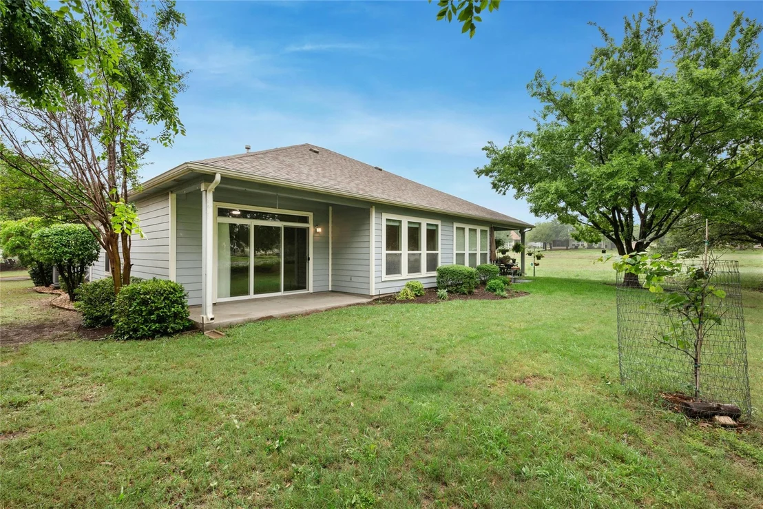 Photo of 111 Hampton CIR