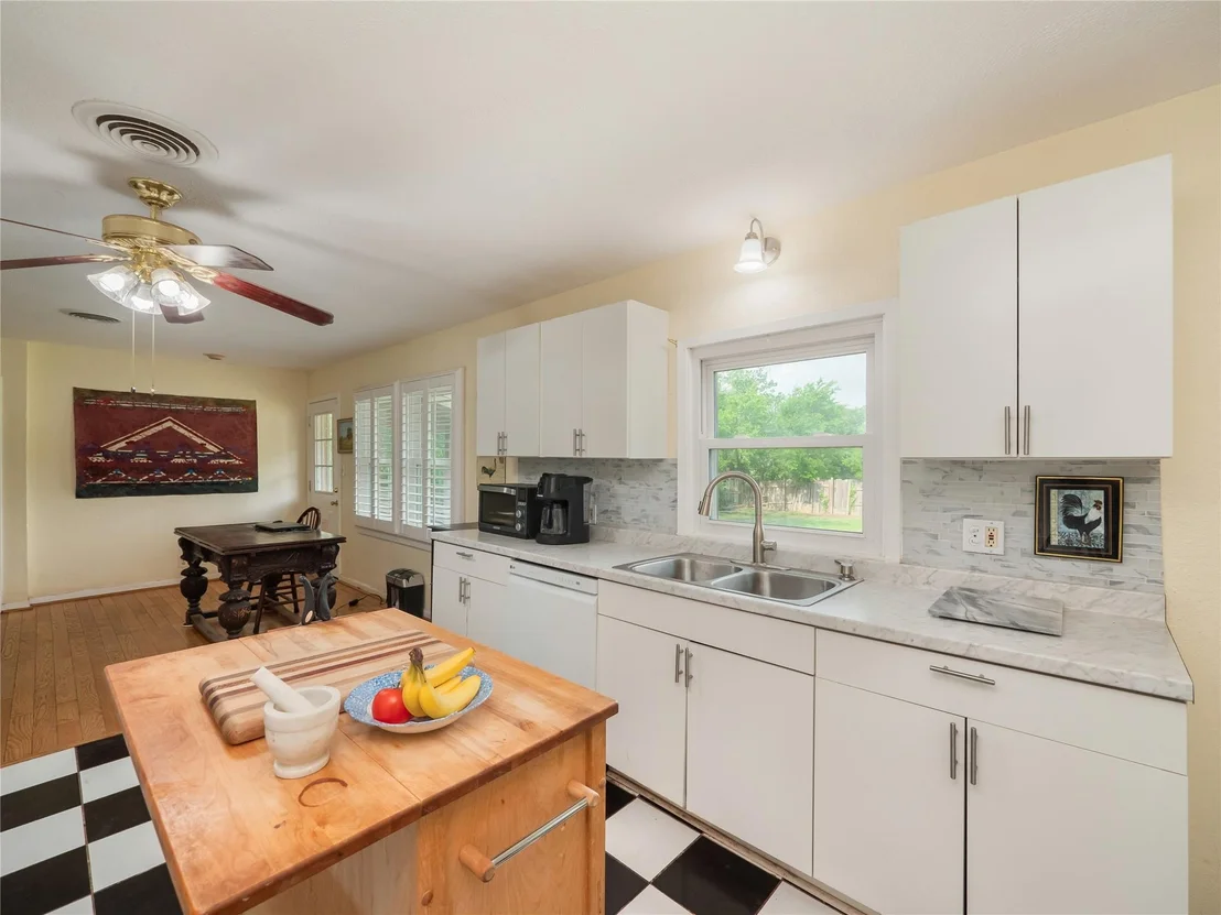 Photo of 700 Lewis DR