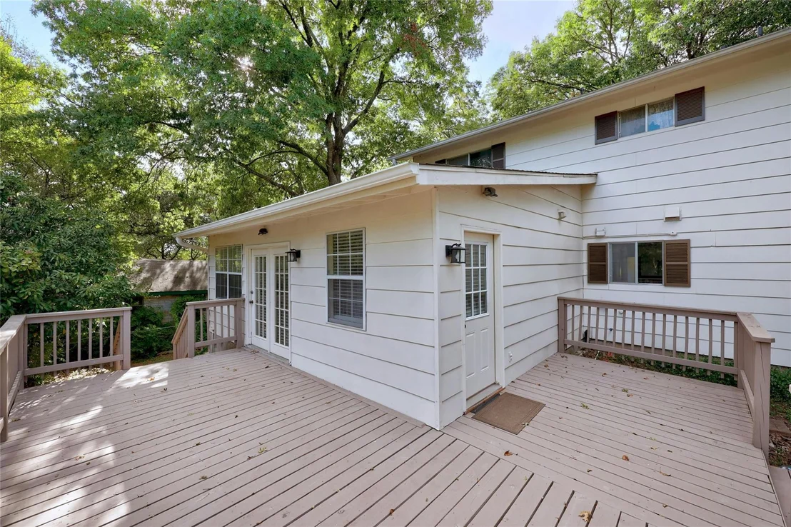 Photo of 900 River Oaks DR