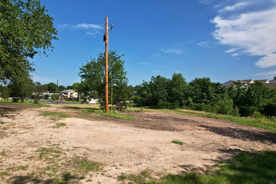 Photo of 2610 & 2606 Metcalfe RD