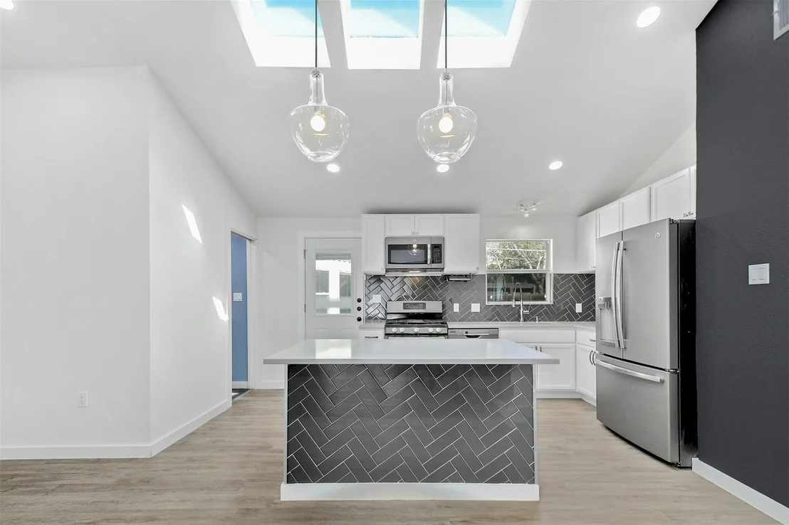Photo of 1504 Cloverleaf DR