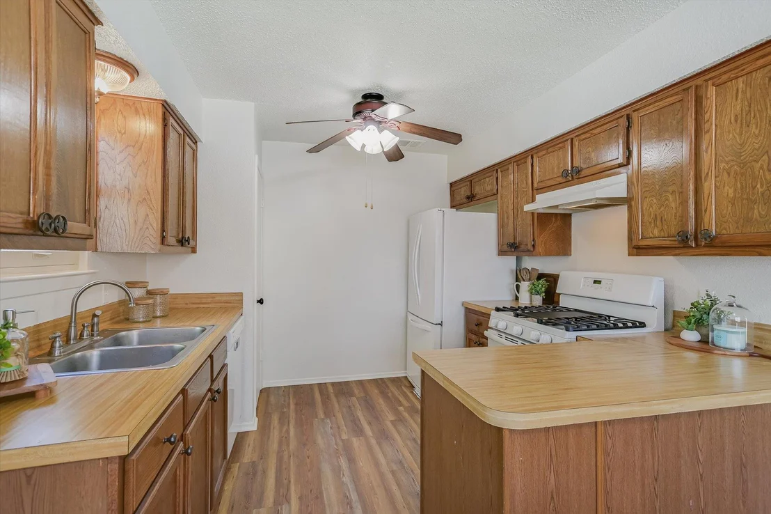 Photo of 606 Splitrock ST