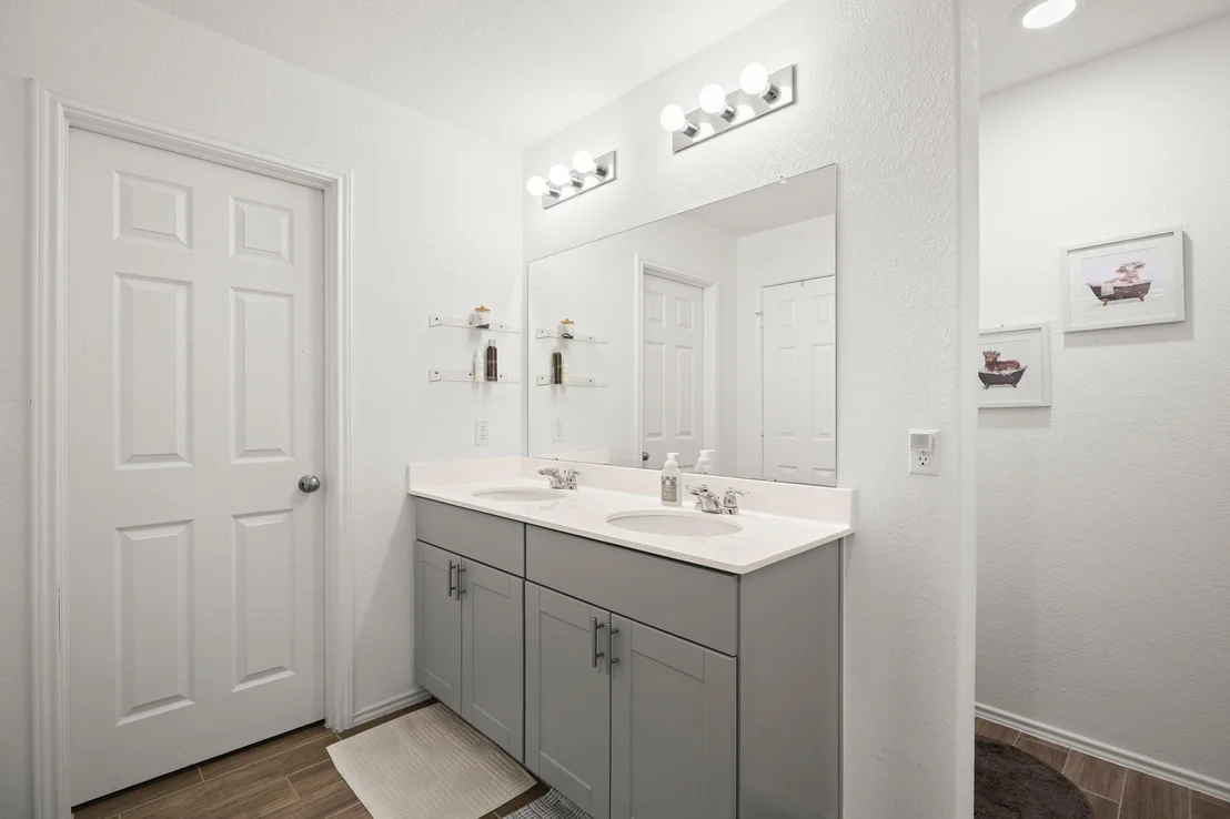 Photo of 500 Pickrell LOOP