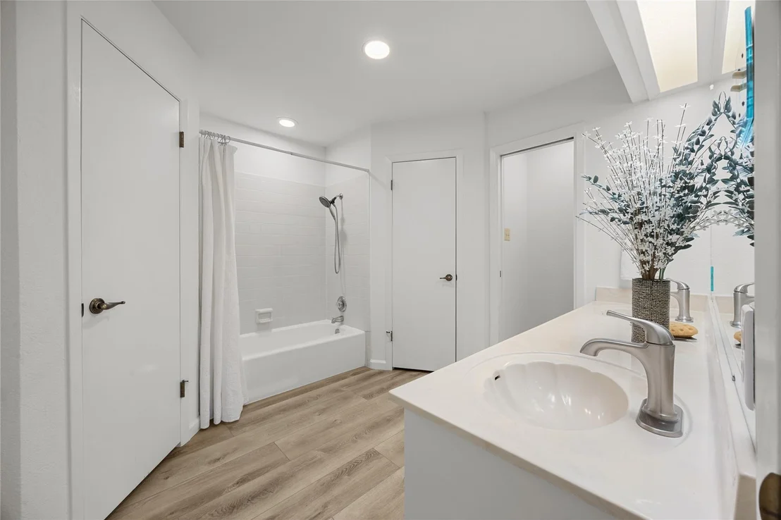 Photo of 9301 Rolling Oaks TRL