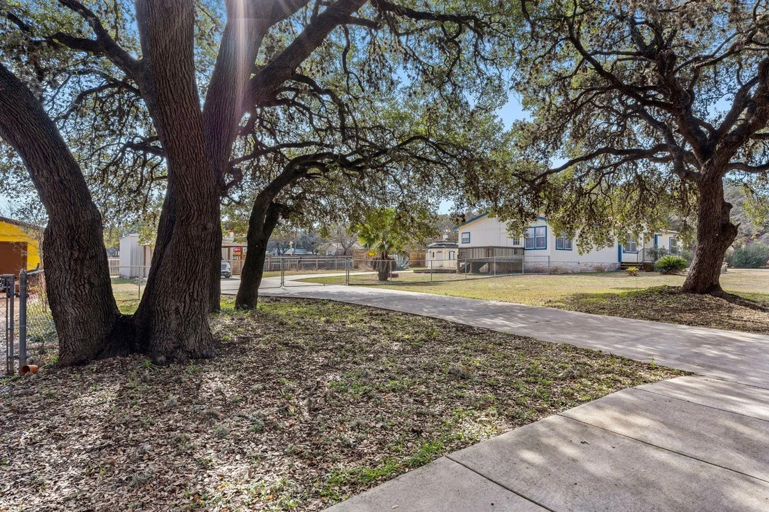 Photo of 502 E Pecan DR