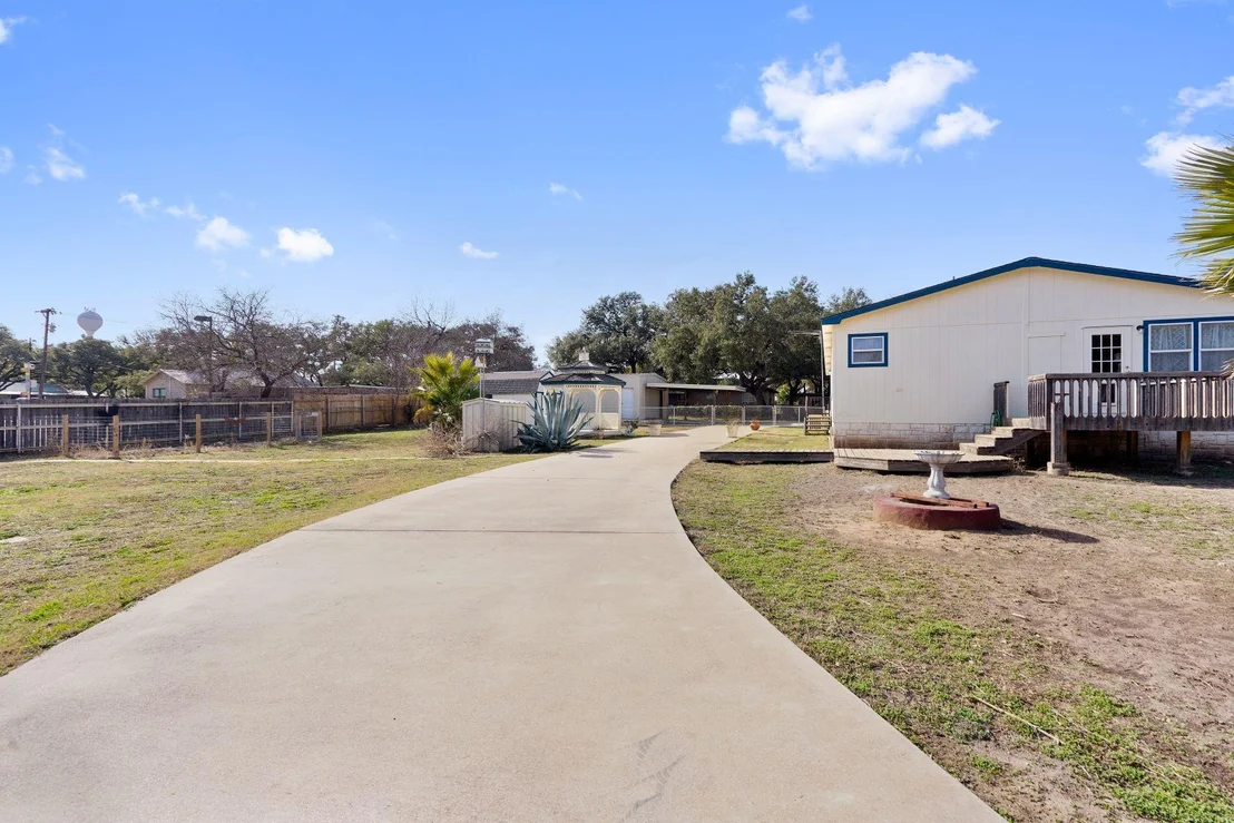 Photo of 502 E Pecan DR