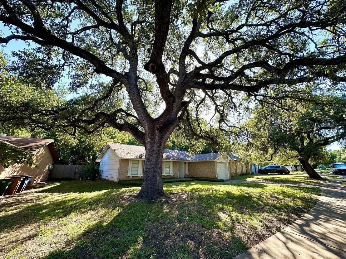 Photo of 909 Glen Oak DR
