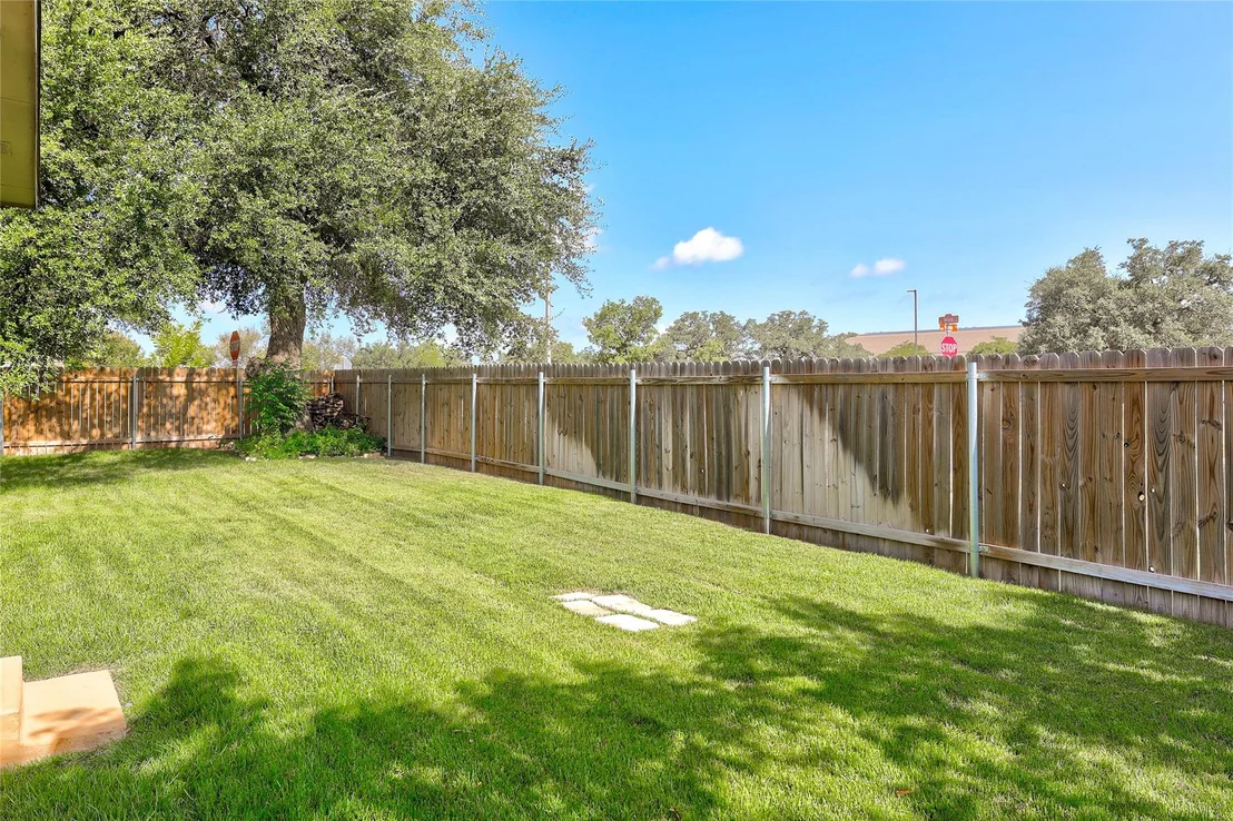 Photo of 903 Madrone DR