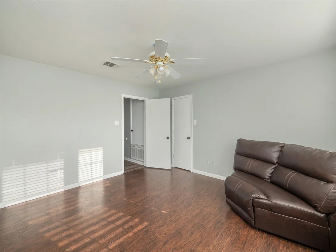 Photo of 102 N Prairie LN