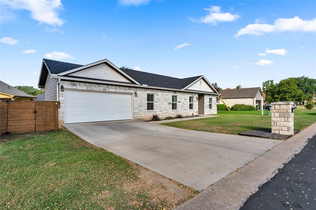 Photo of 102 Fox CIR