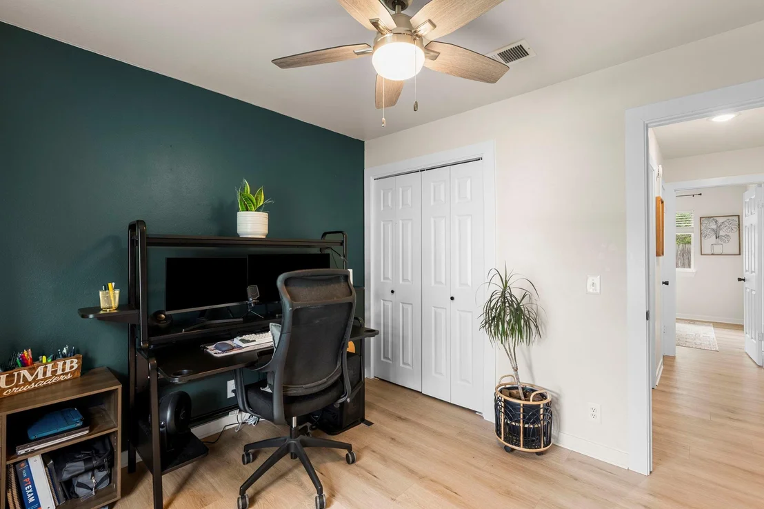Photo of 215 Crystal Knoll BLVD