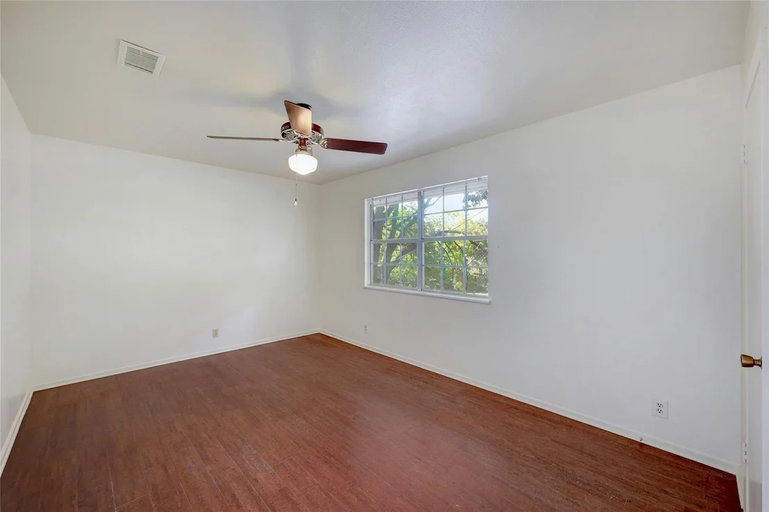 Photo of 900 River Oaks DR