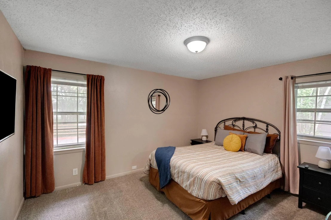 Photo of 903 W 18th ST