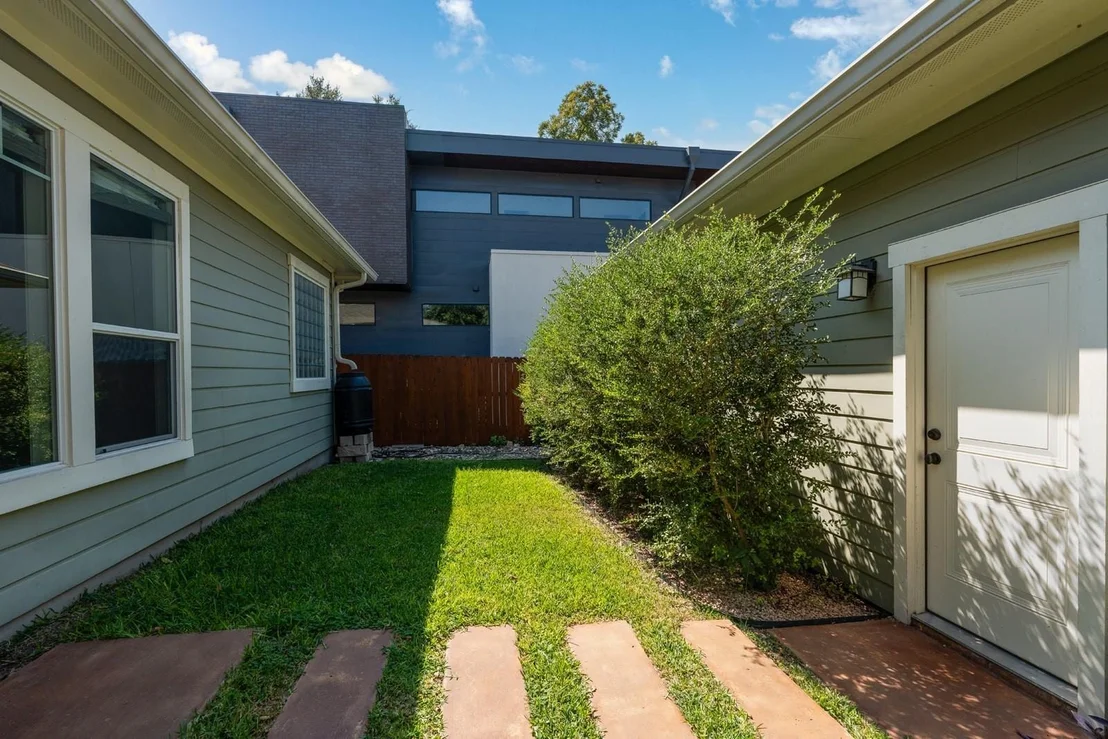 Photo of 2204 Lindell Ave