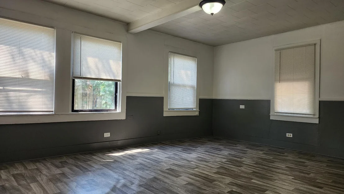 Photo of 413 N Avenue D Ave