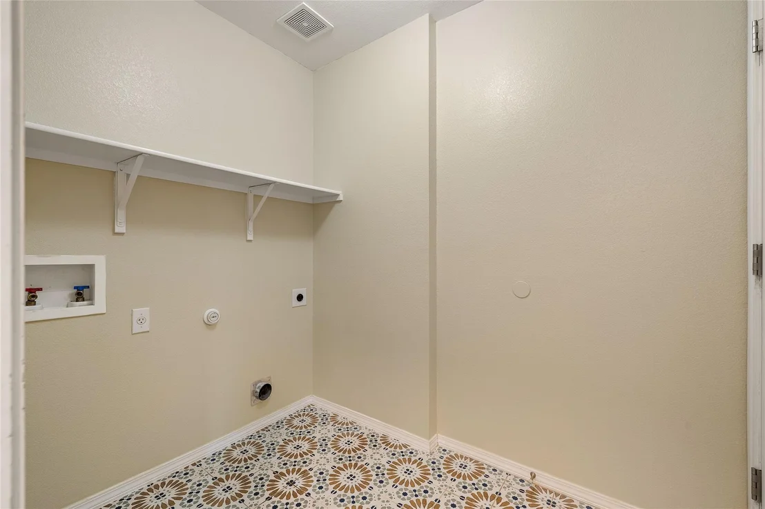 Photo of 303 Northern TRL