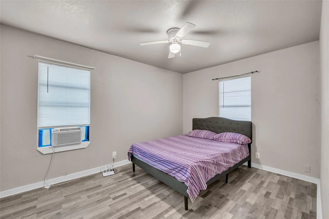 Photo of 1001 W 8th ST