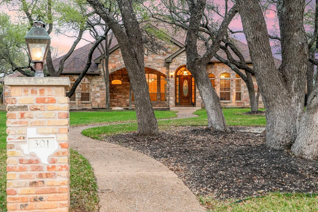 Photo of 301 Goldridge DR
