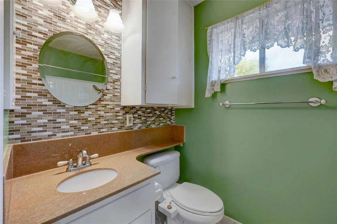 Photo of 900 River Oaks DR