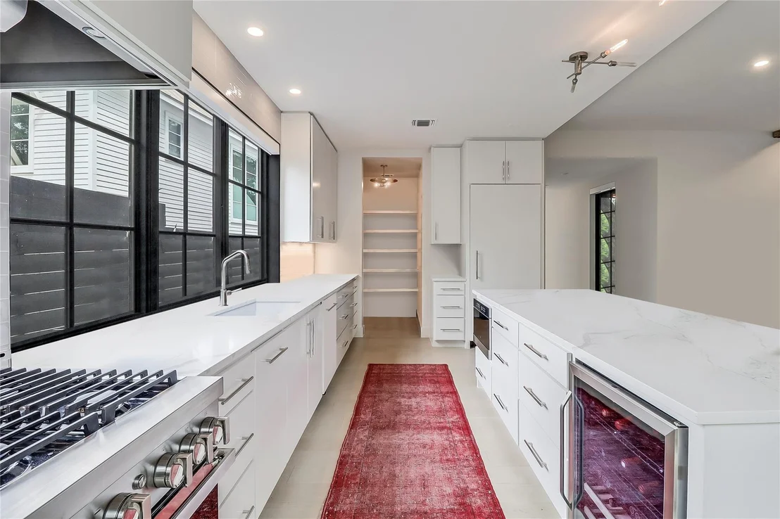 Photo of 1402 Drake Ave
