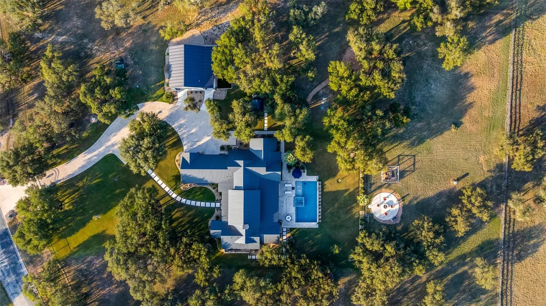 Photo of 945 Rivercliff DR