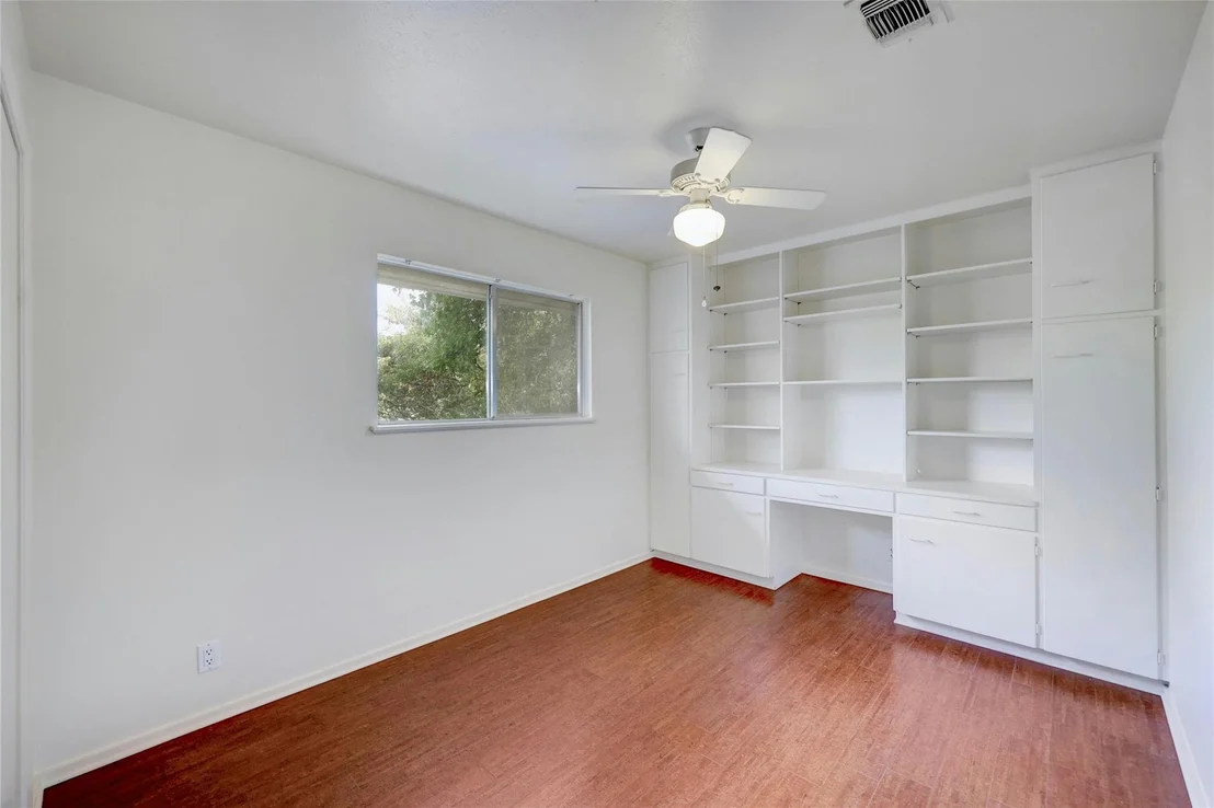 Photo of 900 River Oaks DR