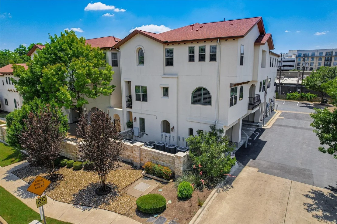 Photo of Unit 1 at 2207 Pasadena DR