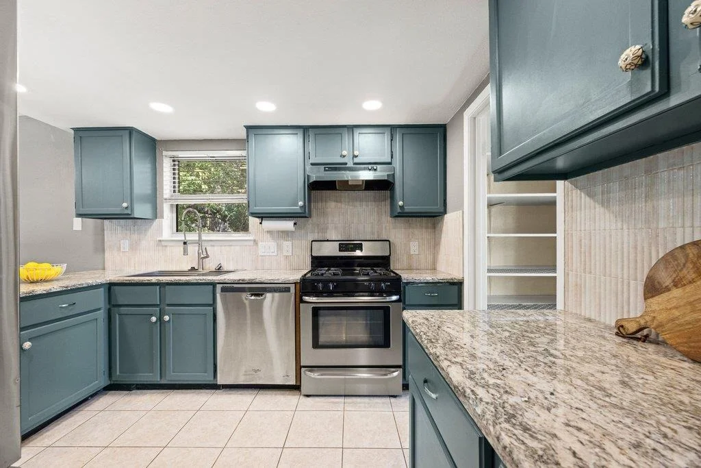 Photo of 1702 Oakridge DR
