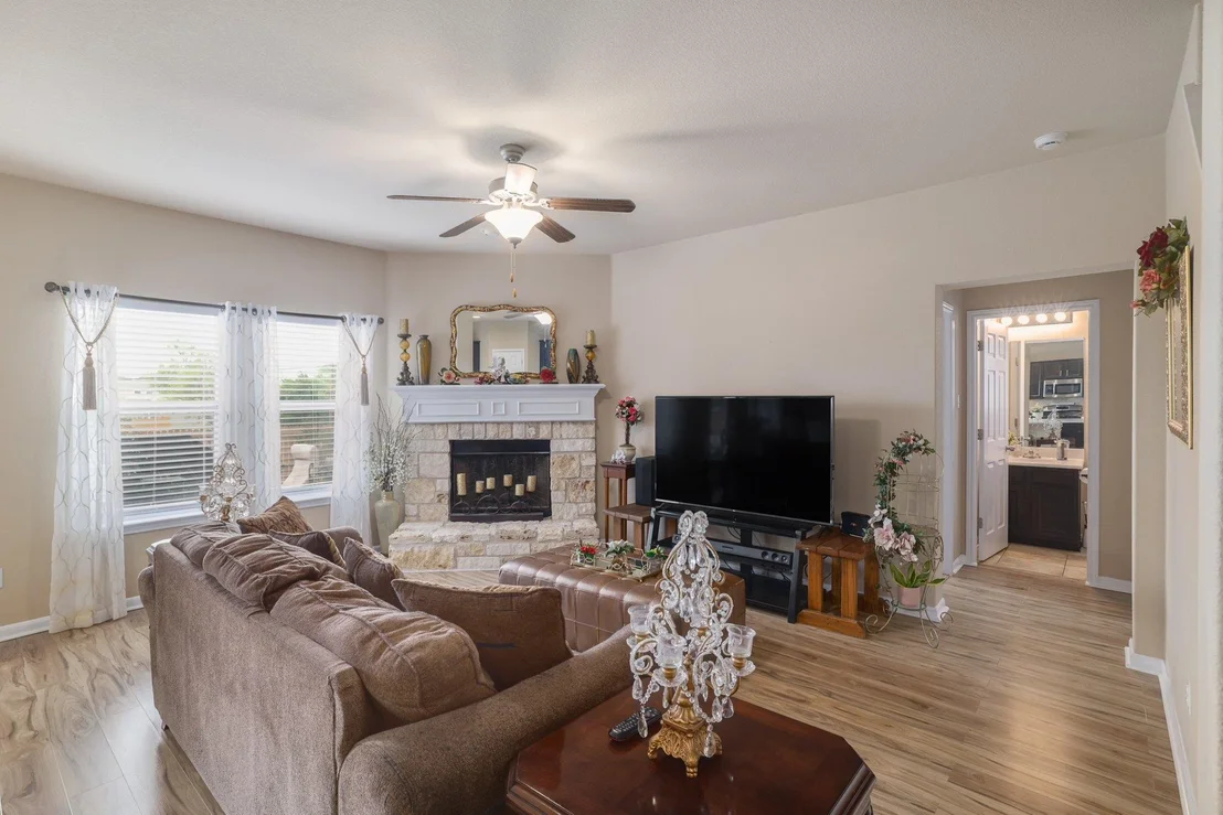 Photo of 588 Bottle Brush DR