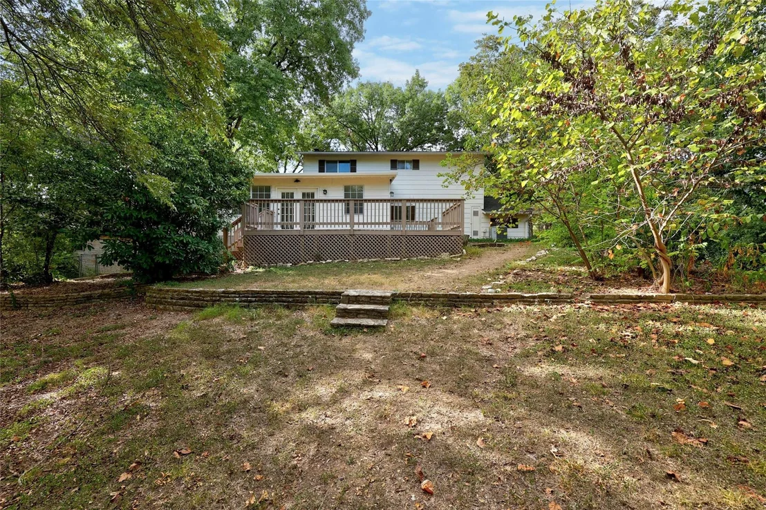 Photo of 900 River Oaks DR