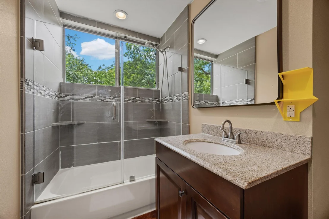 Photo of 5106 Spruce CV