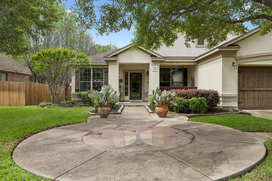 Photo of 309 Island Oak DR